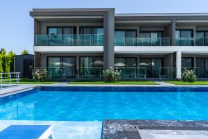 Bazén v ubytování Edem Apartments nebo v jeho okolí