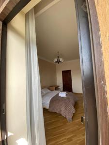 Voodi või voodid majutusasutuse Kenut Hostel toas