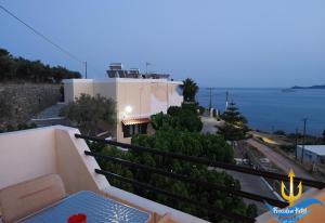 balcón con vistas al océano en Poseidon Hotel Karystos en Karystos