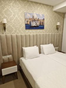 1 dormitorio con 2 camas y una foto de un barco en Mr BEYAZ HOTEL, en Estambul