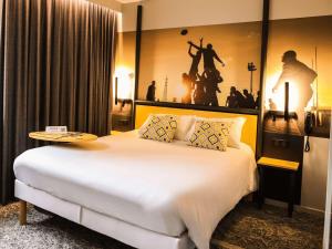 - une chambre d'hôtel avec un grand lit dans l'établissement Ibis Styles Clermont-Ferrand République, à Clermont-Ferrand