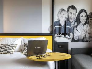 TV a/nebo společenská místnost v ubytování Ibis Styles Clermont-Ferrand République