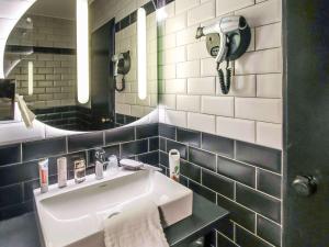Koupelna v ubytování Ibis Styles Clermont-Ferrand République