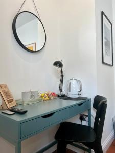 een blauw bureau met een spiegel en een stoel bij Private Double Room with Ensuite, No Breakfast, Truro City Centre in Truro