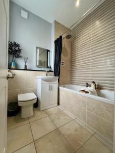 Koupelna v ubytování Private Double Room with Ensuite, No Breakfast, Truro City Centre