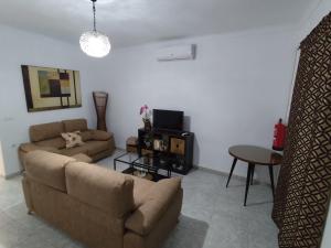 sala de estar con sofá y mesa en CASA TITO JOSE en Valle de Abdalagís