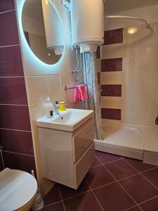 uma casa de banho com um lavatório, um WC e uma banheira em Apartments Lana em Split