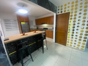 eine Küche mit einer hölzernen Arbeitsplatte in einem Zimmer in der Unterkunft Residencial Maite Vl in Santiago de los Caballeros