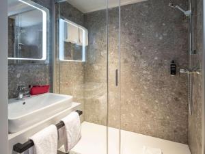 un bagno con doccia e lavandino di ibis Styles Graz Messe a Graz
