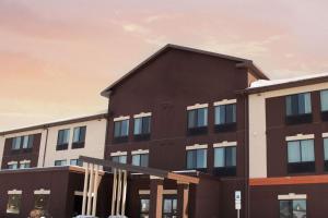 a revestimiento de un edificio en Grand Forks Lodge and Suites, en Grand Forks