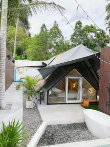 een modern huis met een zwart dak bij Anita Camp stay in Khao Sok