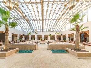 um átrio com palmeiras e um tecto em Sofitel Agadir Royal Bay Resort em Agadir