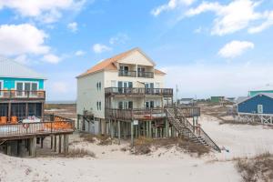 una casa su un molo sulla spiaggia di Labacoco West a Gulf Shores