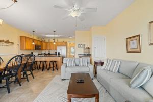 un soggiorno con un divano e un tavolo di Labacoco West a Gulf Shores