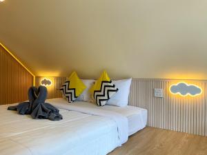 2 camas en una habitación con nubes en la pared en Anita Camp stay, en Khao Sok