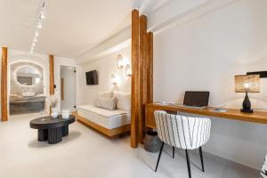 TV a/nebo společenská místnost v ubytování Almiriki Naxos Beachside Living