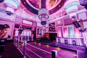 バート・エーンハウゼンにあるWohnLiebe1 - Stilvoll - Klinik & Therme - Top Lageの建物内のダンスフロア付き宴会場