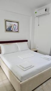 Vila Finnley في كساميل: سرير ابيض وعليه شراشف ومناشف بيضاء +79 صورة