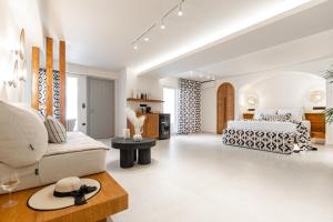 um quarto branco com uma cama e um sofá em Nikos & Maria Apts - Suites em Plaka