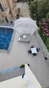 una vista aérea de un patio con sombrilla y piscina en Vila Malo 2, en Ksamil