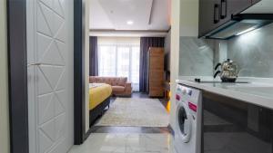 eine Küche mit Waschmaschine und Trockner im Zimmer in der Unterkunft ELEGANCE SİRİUS in Kayseri