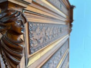 uma porta de madeira com uma estátua de uma mulher em 87029house em Scalea