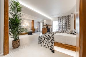 sypialnia z łóżkiem i doniczką w obiekcie Almiriki Naxos Beachside Living w mieście Plaka +37 zdjęć