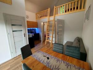 ein Wohnzimmer mit Sofa und Tisch in der Unterkunft Lawendowy Klimat in Bóbrka + 8 Fotos