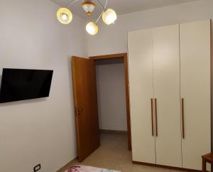 a living room with a tv and a closet at Martina in Santa Maria di Castellabate