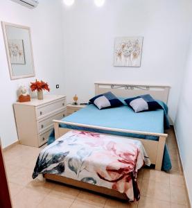 Dormitorio pequeño con cama y vestidor en Martina, en Santa Maria di Castellabate