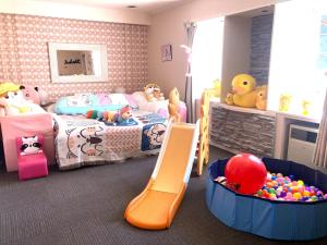Dormitorio infantil con 2 camas y zona de juegos en Ikaho Kids Paradise Hotel - Vacation STAY 56430v, en Shibukawa