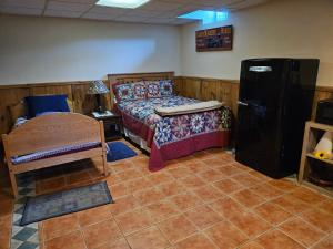 - une chambre avec un lit et un réfrigérateur noir dans l'établissement Clover Hill Farm & Country Inn, à Williamstown