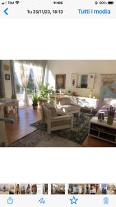 2 fotos de una sala de estar con mesas y sillas en B & B Da Giusy en Corte Franca