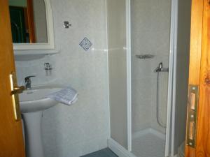 La salle de bains est pourvue d'une douche et d'un lavabo. dans l'établissement Pantelios Village, à Kateliós