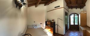 una camera con corridoio, letto e porta di Etna Bungalow - Adriana a Maletto