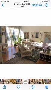 uma sala de estar com sofás e mesas em B & B Da Giusy em Corte Franca