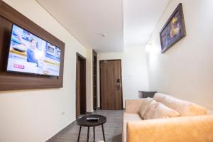 TV i/ili multimedijalni sistem u objektu Jogor Hotel Ibadan