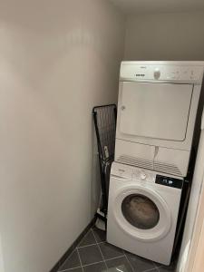 eine weiße Waschmaschine in einem kleinen Bad in der Unterkunft Apartment Holbergsgate in Kristiansand