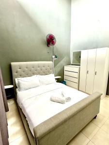 um quarto com uma cama e uma ventoinha vermelha. em The Amore Homestay Klebang, Melaka em Malaca