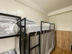 Voodi või voodid majutusasutuse Kenut Hostel toas