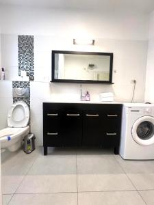 Bilik mandi di Apartments4you Maria +27 gambar
