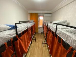 Voodi või voodid majutusasutuse Kenut Hostel toas