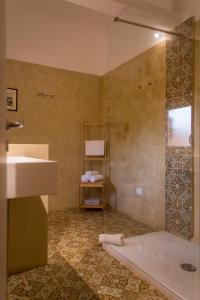 y baño con ducha y lavamanos. en La Casa di Ninì en Agrigento