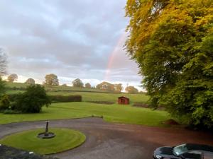 een regenboog in de lucht boven een golfbaan bij Templemacateer in Westmeath