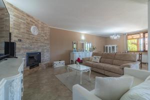 sala de estar con sofá y chimenea en La casa di Lola, en Monterosi