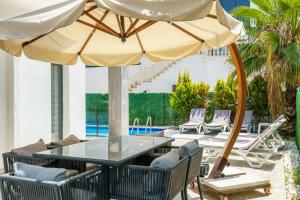 สระว่ายน้ำที่อยู่ใกล้ ๆ หรือใน Luxury villa Ada Marin