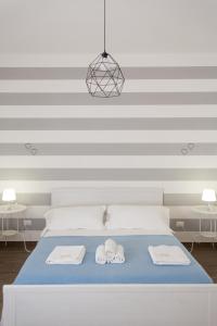 - une chambre avec un lit et 2 serviettes dans l'établissement La Casa di Ninì, à Agrigente