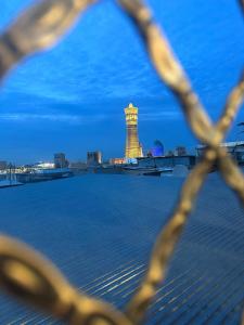 un faro es visto a través de una valla de cadena en Vaziri A'zam Hotel, en Bukhara