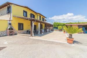żółty dom z doniczką przed nim w obiekcie La casa di Lola w mieście Monterosi