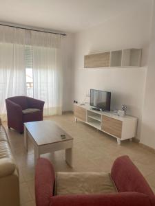 TV a/nebo společenská místnost v ubytování Apartamento a pie de playa.